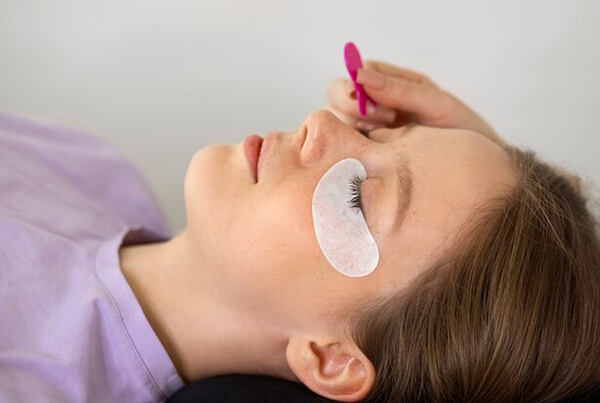 Lash lifting Kosmetyczka, która wykonuje lifting rzęs