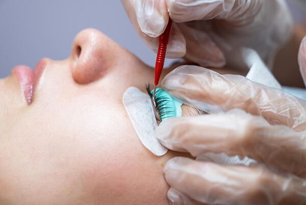Lash lifting Kosmetyczka, która wykonuje lifting rzęs